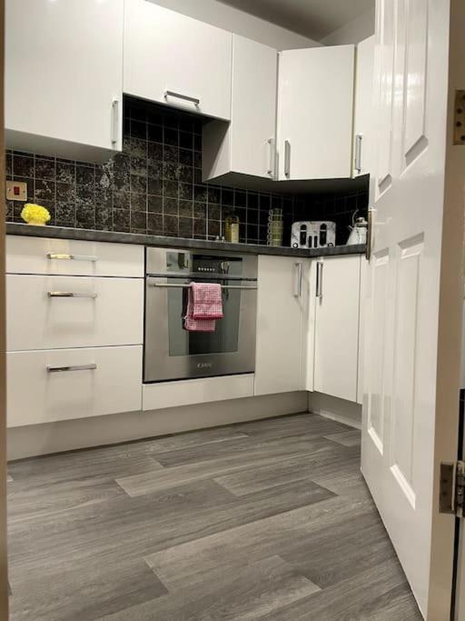 Flat 5 - 2 Bed Centre Affordable Quality Apartment *