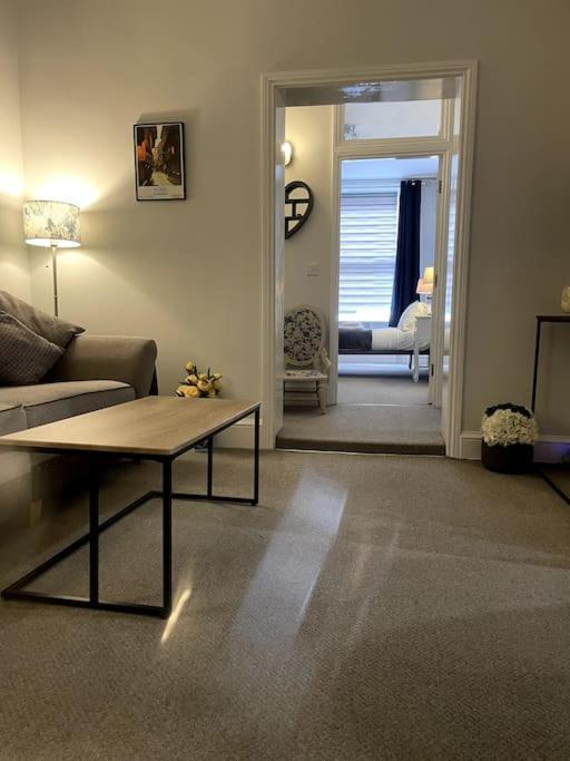 Flat 5 - 2 Bed Centre Affordable Quality Apartment